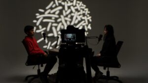 Interview d’un artiste dans un studio créatif avec équipement audiovisuel moderne