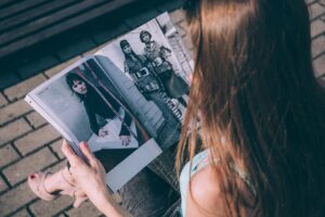 Magazine créatif présentant des tendances streetwear et des inspirations mode urbaine contemporaines.