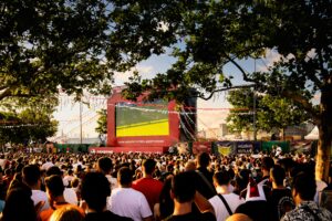 Public regardant un événement sportif en direct avec smartphones et création de contenu en temps réel