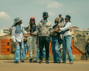 Scène de culture urbaine avec mode streetwear et influence digitale moderne