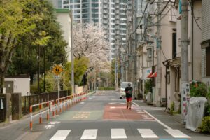 Scène de sport urbain au Japon illustrant la culture contemporaine et l’identité locale