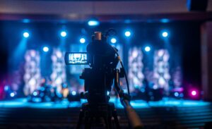 Configuration moderne pour interview vidéo avec caméra, lumière et streaming en direct