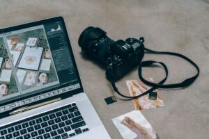 Création de contenu digital lifestyle avec smartphone, appareil photo et outils modernes