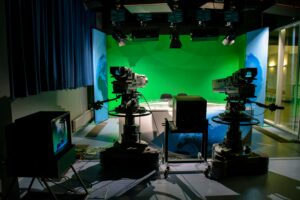 Studio de production média moderne au Japon avec création de contenu digital et diffusion en ligne